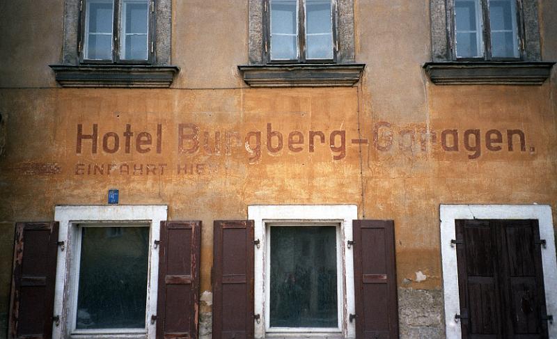 Dresden-Loschwitz, Grundstr. 7, 9.4.1997.jpg - Hotel Burgberg - Garagen. Einfahrt hier.